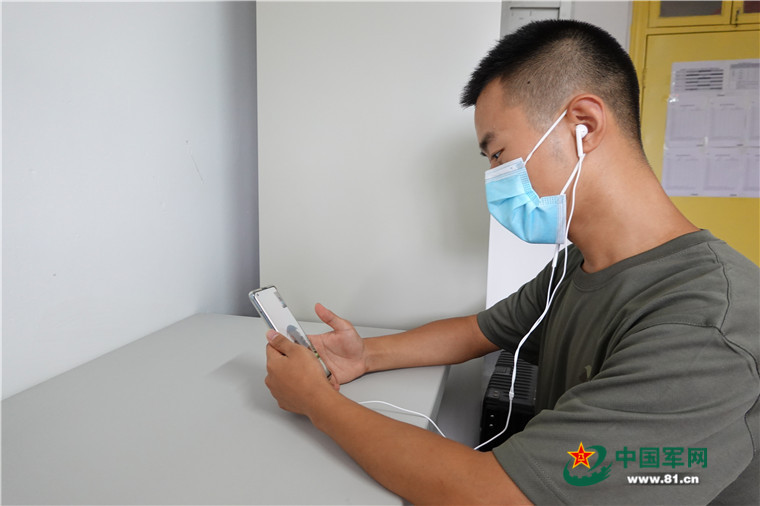 与家人通话,隔屏相望诉说思念