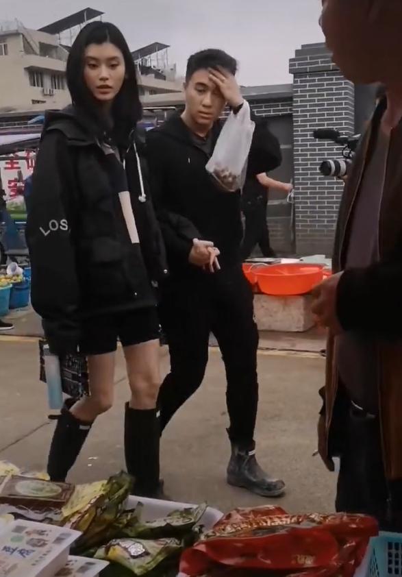 何猷君现身农村赶集,穿超厚增高鞋还没奚梦瑶高,被嘲像精神小伙