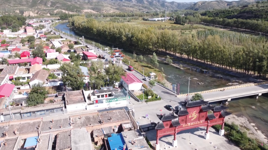 娄烦县下石家庄村汾河湾边小山村好风景换来好钱景