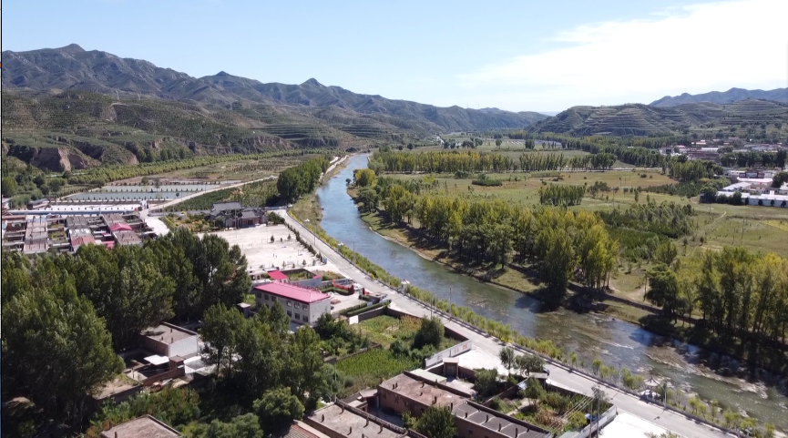娄烦县下石家庄村汾河湾边小山村好风景换来好钱景