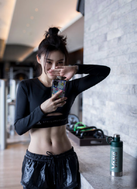 张嘉倪罕见晒健身照,腹肌明显马甲线清晰,不敢信已生二胎