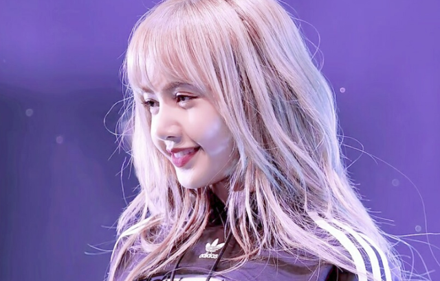 lisa个人海报公开,又酷又美,"辣丽莎"的眼神太杀了!