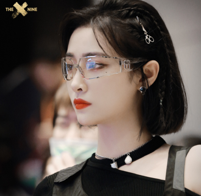 有种知性美是"许佳琪戴眼镜",年轻十岁不多说,眼神还能勾魂