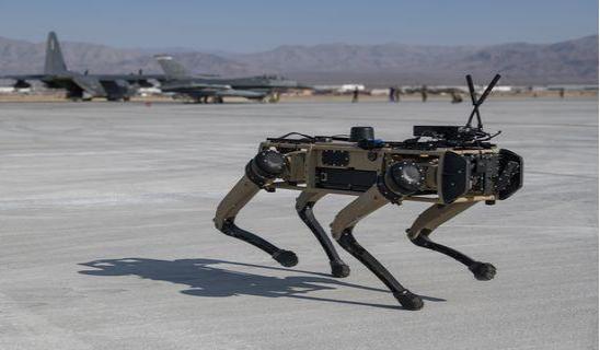 而在近日,美国也研究出一种智能型四足机器人,可与空军一同进行各种的