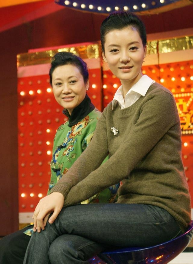 车晓彤,他是《亮剑》中的师长,是车晓的父亲,一家三口