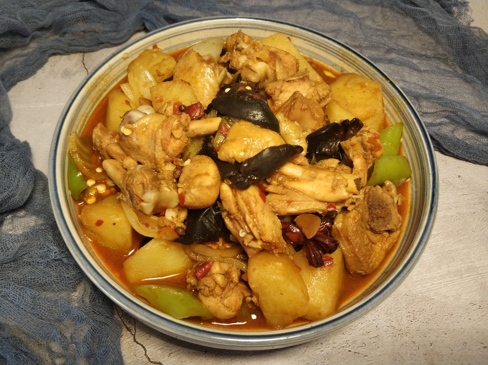一斤鸡腿土豆,按这个方法做的大盘鸡,麻辣鲜香太下饭了