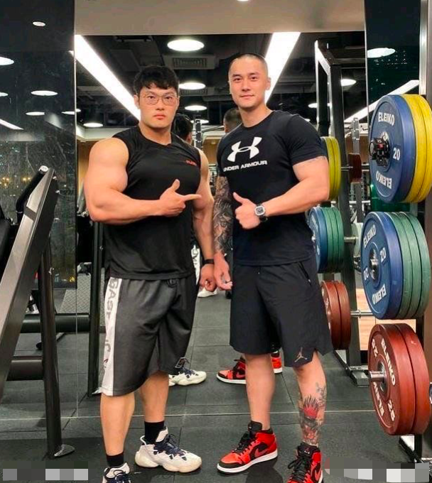 蒋劲夫变魁梧油腻大汉手臂肌肉比脑袋还大一身纹身瑟瑟发抖