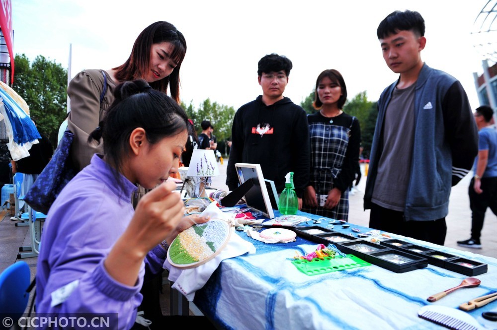 山东青岛:大学生体验传统手工艺