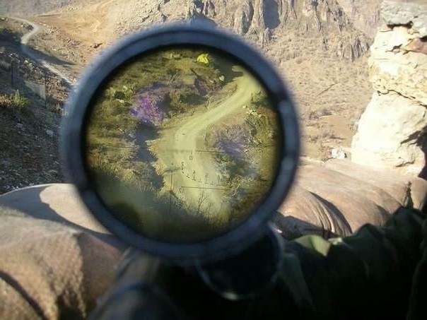 瞄准镜里的画面是什么样?千米之外清晰可见,难怪狙击手能轻易狙杀目标