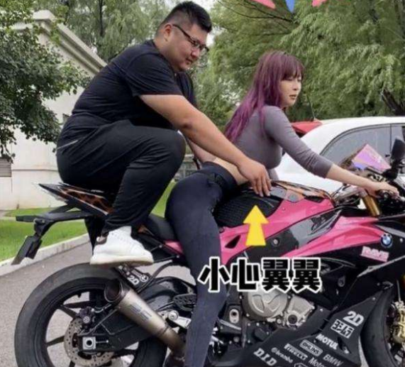 机车女神痞幼再次翻车,除了大饼脸,这次连手也被吐槽了