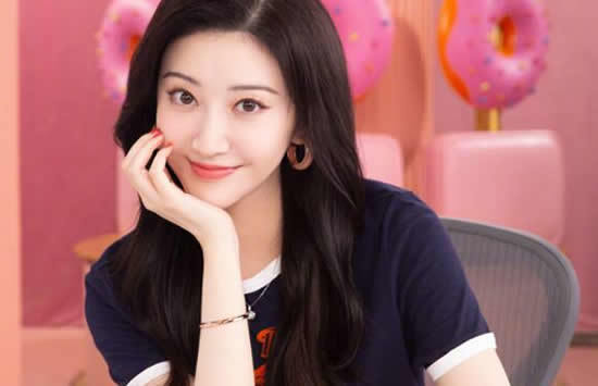 但是并不是这样的,景甜父亲是景勇,景甜母亲则是魏晓娟,爸爸是部长