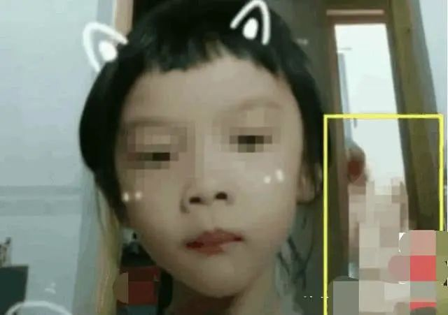 12岁男孩偷拍妈妈隐私就为做网红孩子蠢比坏更可怕