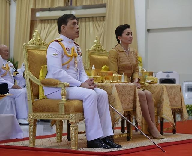 泰国王后从瑞士回国啦!换成一身粉好娇俏,满脸愁容因为贵妃得宠