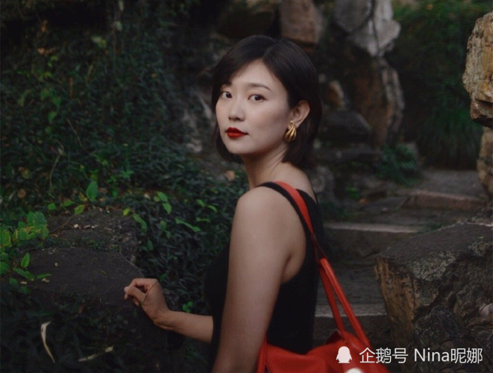 央视外景主持人李七月不上班好惊艳,穿吊带裙腰细腿长