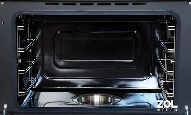 帅丰u7-7b集成灶的蒸烤箱模块容量高达70升,观其内部,可以看到材质