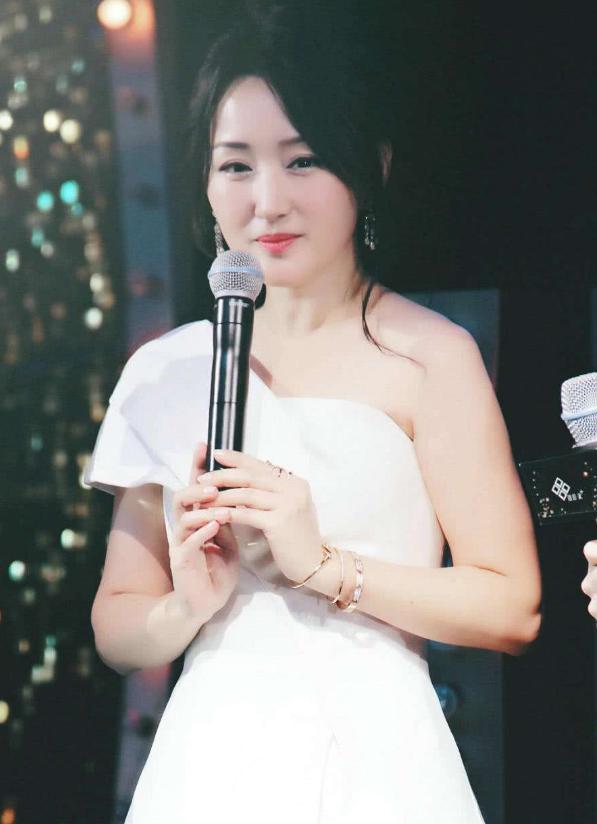 49岁杨钰莹太少女心了!穿一字肩粉色网纱裙似仙子,这气质绝了