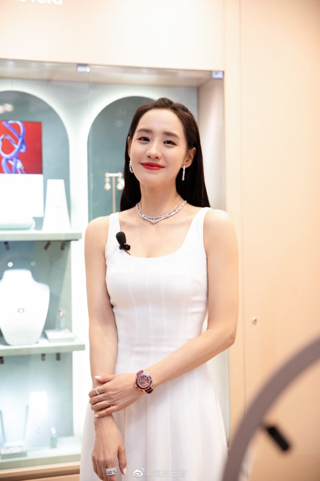 王智穿白色长裙秀性感好身材 上围傲人