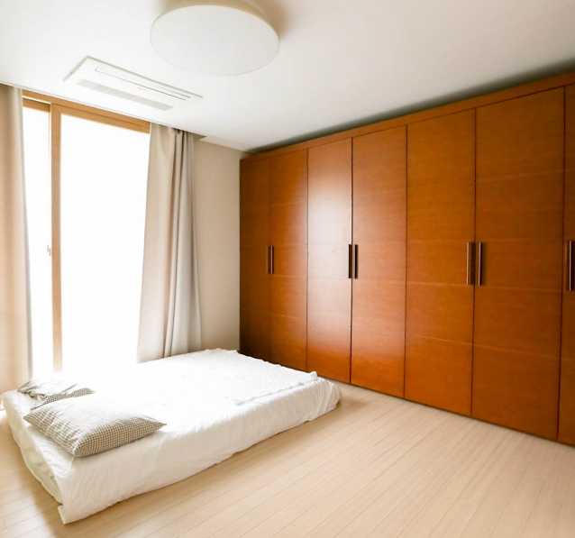 卧室的布置当真做到了"极简,直接铺上床垫,典型的韩式地铺.