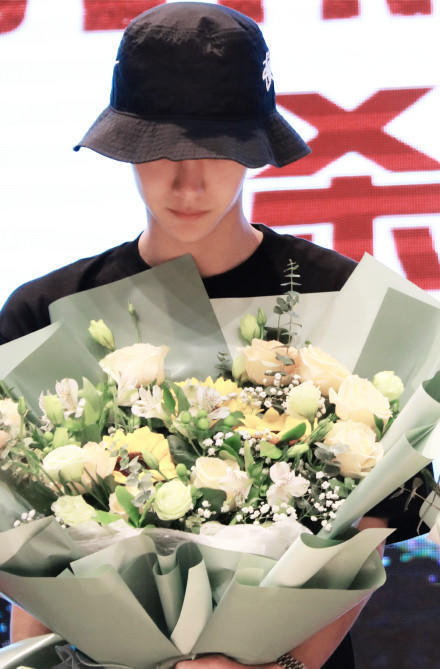 电视剧《冰雨火》杀青,王一博晒陈宇剧照庆祝
