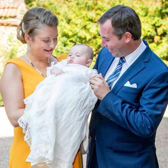 纪尧姆夫妇是结婚8年后才辛辛苦苦得来了这一个宝贝,自然是疼爱的不得