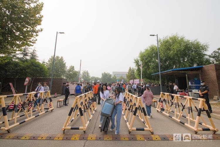 在山工艺长清校区,新生们拉着行李前来报到,不少新生还背着画板,琴箱