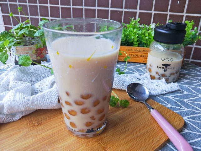 大家都知道,奶茶是好喝的,尤其市面上的很多小店,为了吸引客户花样百
