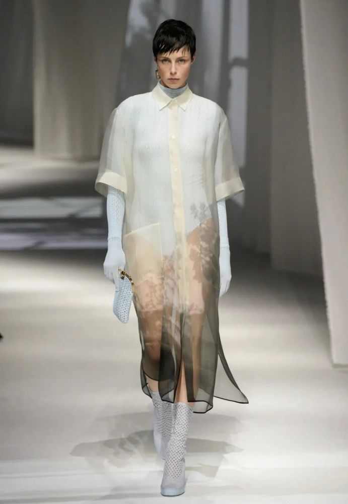 米兰时装周fendi 2021春夏系列丨薄薄轻纱通透飘逸,印花图案低调深沉