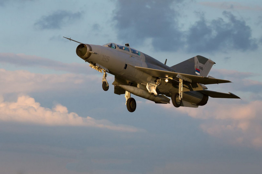 塞尔维亚一架米格-21战机在边境坠毁,总统武契奇在土耳其回应