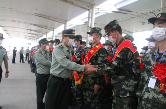 德阳军分区司令员张志斌,政治委员李峥阳与新兵握手道别