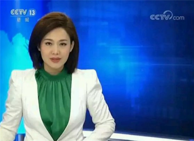 《新闻联播》女主播郑丽首次亮相,前同事赵普发微博否认是她老公