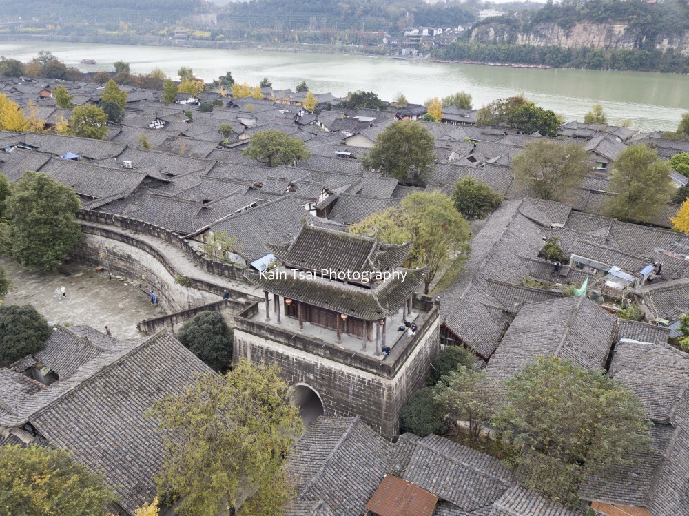 还可以登上城中的楼阁,一览古城全景