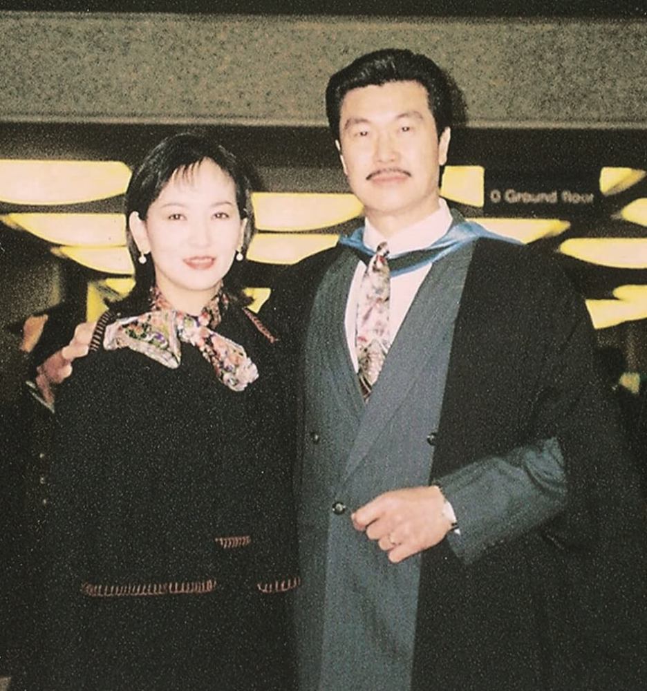 黄锦燊和儿子首次合拍剧集大谈父子情无意曝出赵雅芝冻龄原因