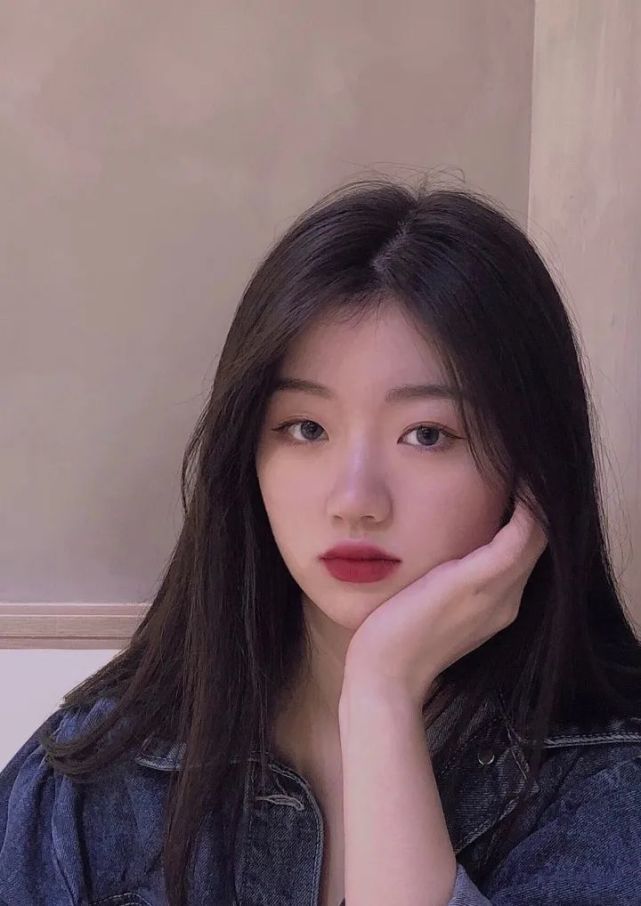 在杭州念书的00后女孩昨晚上了热搜家人贷款全力支持她的喜欢