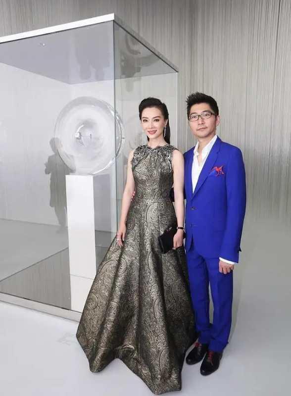 陈数携老公优雅现身,穿奢华晚礼服气场全开,赵胤胤跟随全程护驾