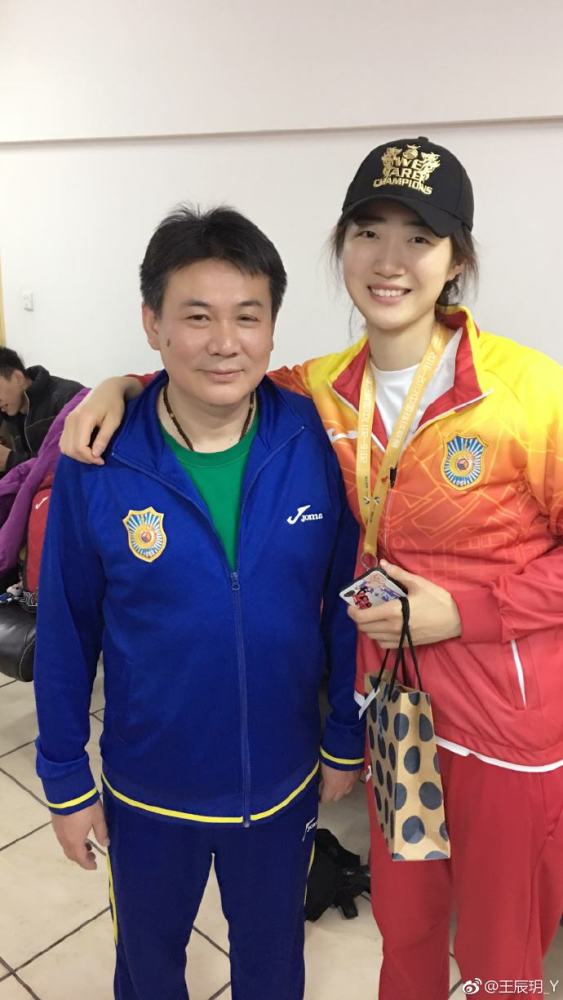 全运会夺冠后王辰玥与蔡斌合影
