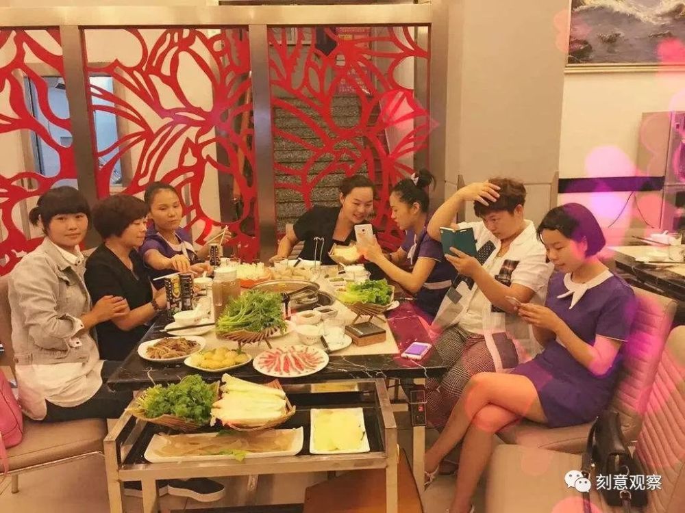 员工aa制聚餐,女同事带两个孩子蹭饭,同事:孩子餐费你