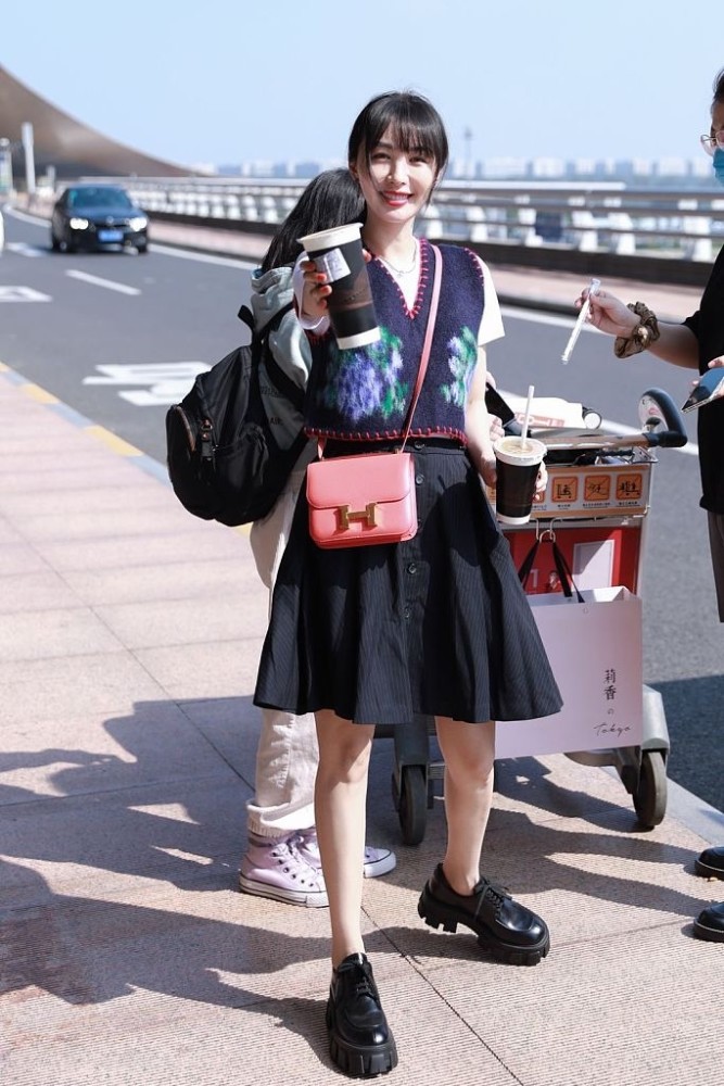 李菲儿机场喝秋天的第一杯奶茶学院风装扮乖巧甜美