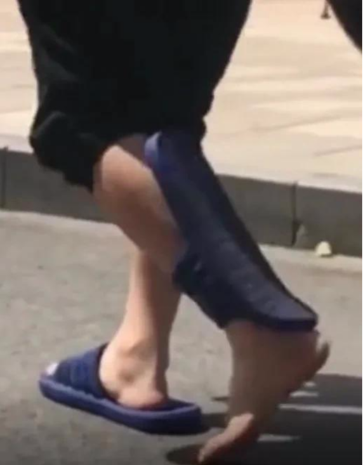 沙雕到底经历了什么拖鞋都跑到脚脖子上了哈哈哈不关二哈的事