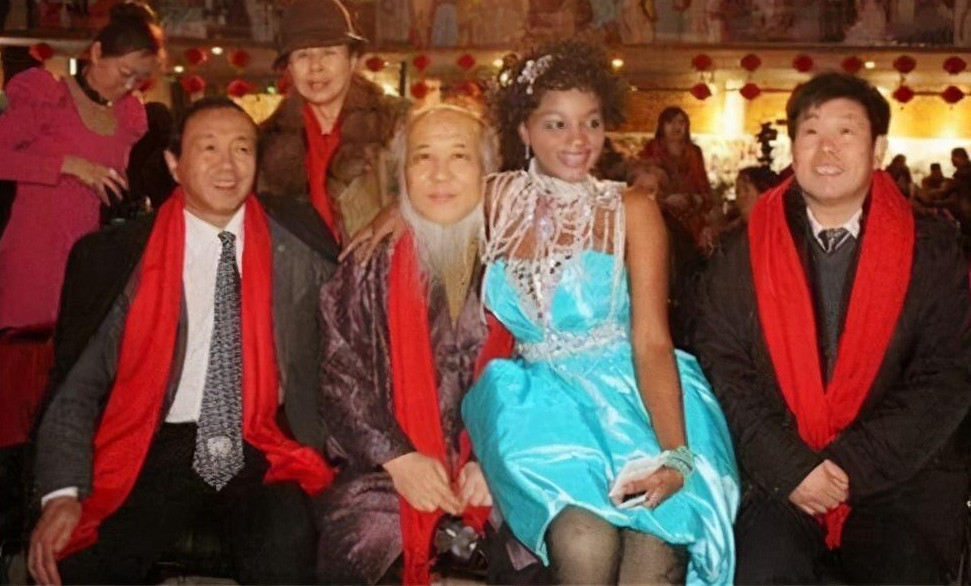 中国著名画家,豪掷4000万娶小29岁的非洲姑娘,说是有灵感