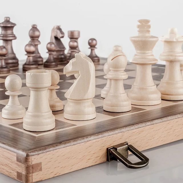 而国际象棋则采用了更加华丽的造型来展示每颗棋子,无论是主教的大