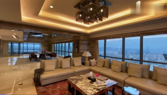 深圳美女老板豪宅曝光,高层复式玄关长达10米,明星豪宅也比不过