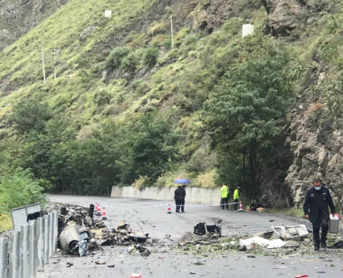 此事件一发生,四川阿坝黑水县消防部门当即赶往现场,在现场发现3具