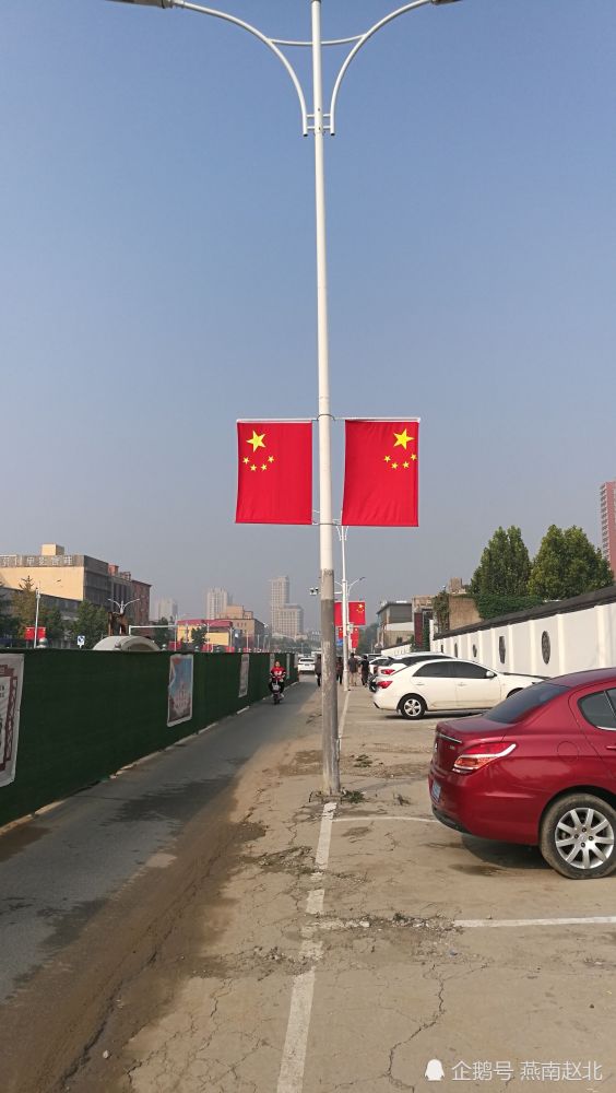 保定一条路上国旗两种挂法,网友:不带劲
