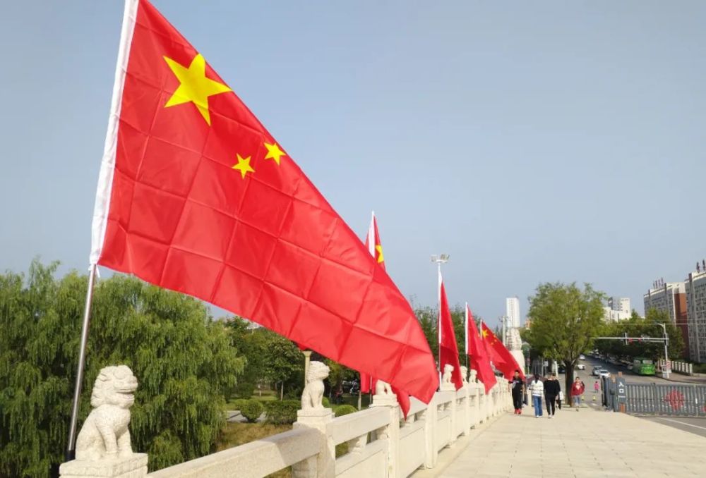 国旗飘扬,满城尽染"中国红"