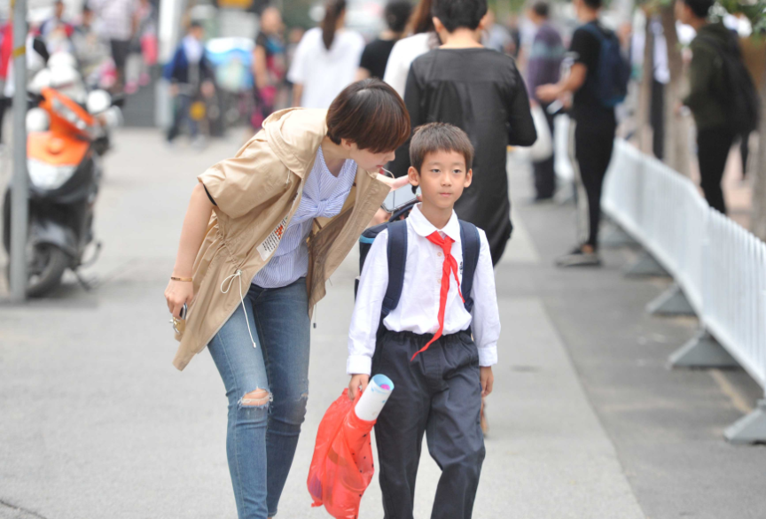 孩子上下学谁来接送?不经常接送娃的家长,要注意这3件