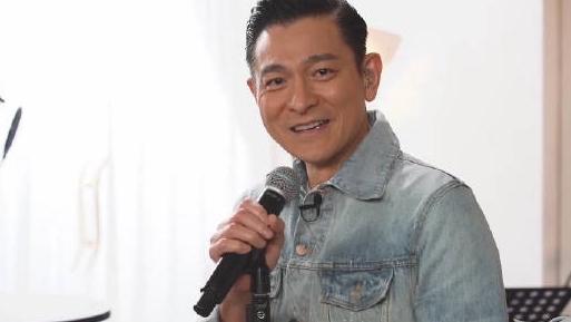天王刘德华庆59岁生日,唱名曲《忘情水》,状态仍和26年前一样!