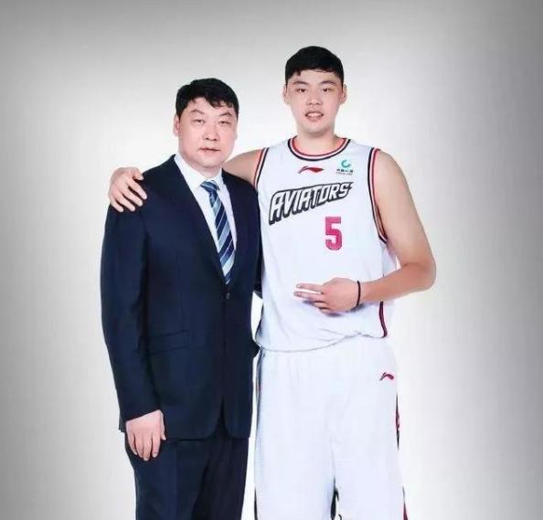 男篮又发现好苗子!20岁身高2米18体重300斤,模板韩德君