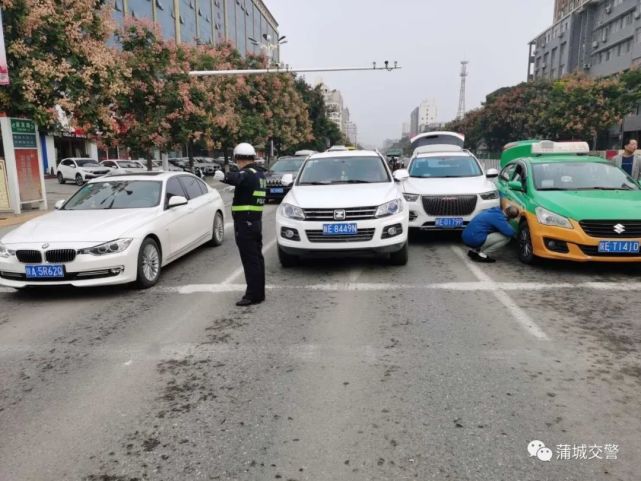 三辆小型轿车同时发生相撞事故,民警立即靠边停车,上前查看并疏导交通