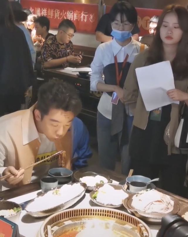 郑恺火锅店分店开业,不见苗苗,跟网红开心互动,涮肉不吃引质疑