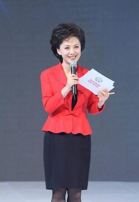 海霞气质真好,穿中国红小西装英姿飒爽,"国泰民安"脸看着舒服